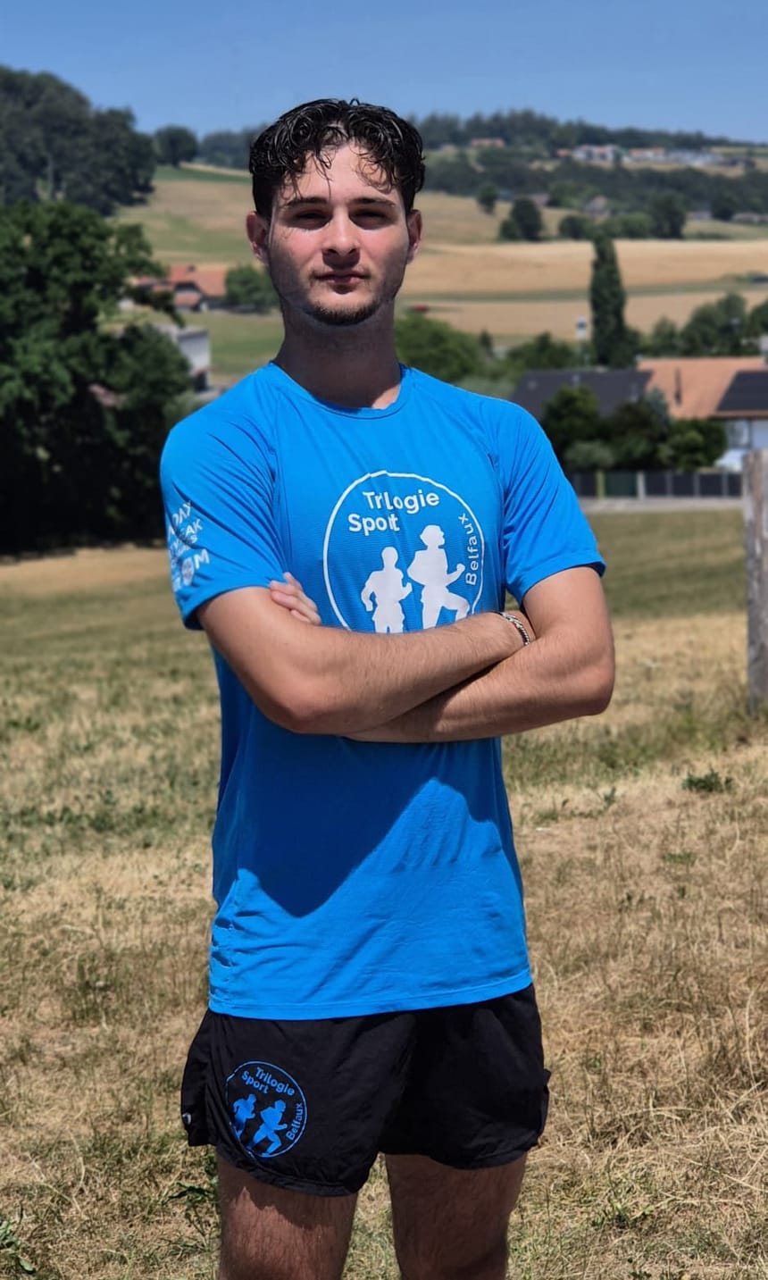 Tim, coach de course à pied à Fribourg, en tenue Trilogie Sport